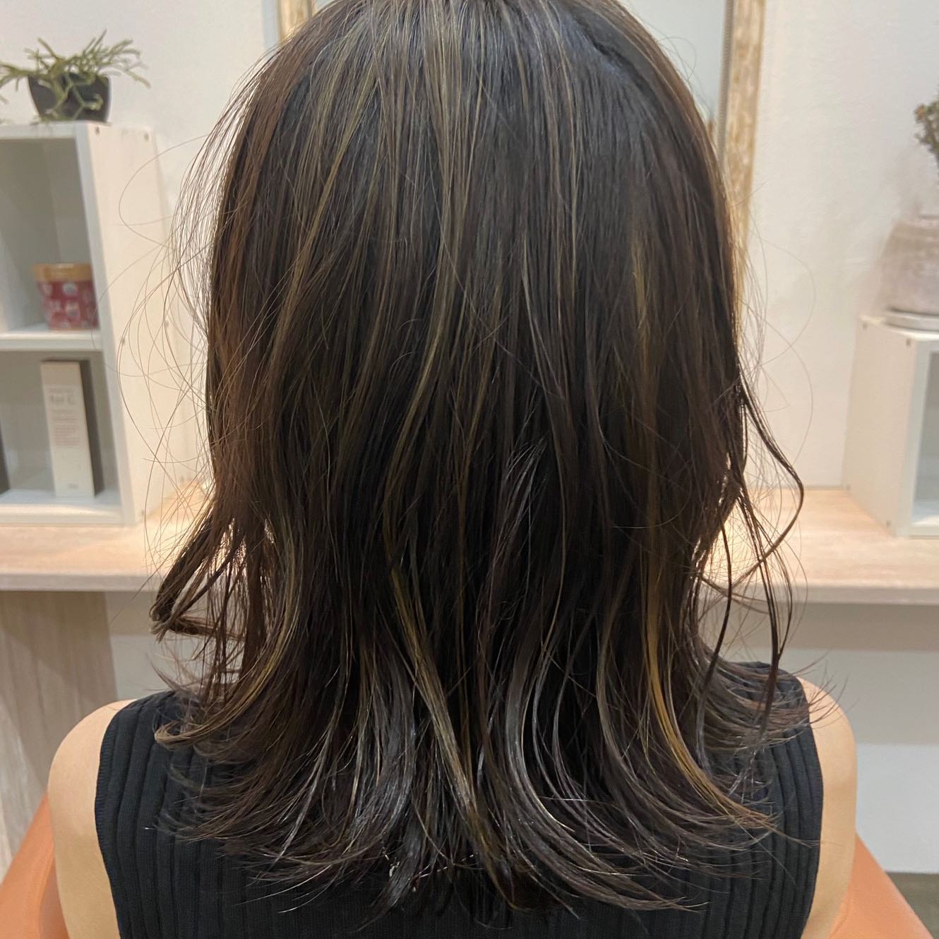 ハイライト。
1枚550円から。
カット+ハイライトのみでもOK！  髪の毛に立体感が出て、
動きを表現することができます。
外国人風カラーはもちろん、
暗めの髪色の方におすすめです。  stylist/ 松本