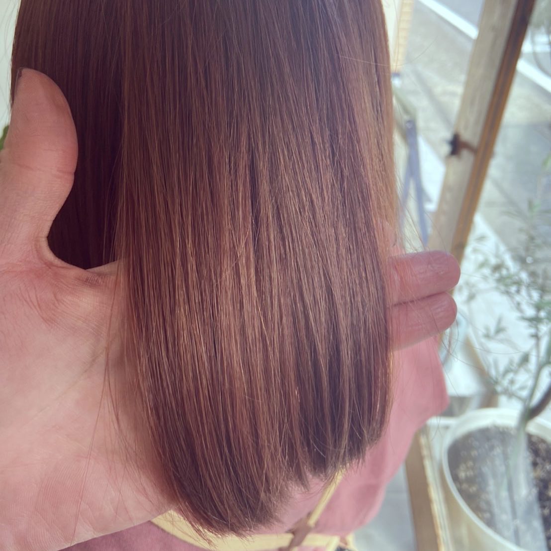 コーラルベージュ。
ヴェールがかったような、
ほのかなピンク味がかわいい。
顔色もよく見えます。
ハイトーンの方におすすめです！  stylist/ 松本