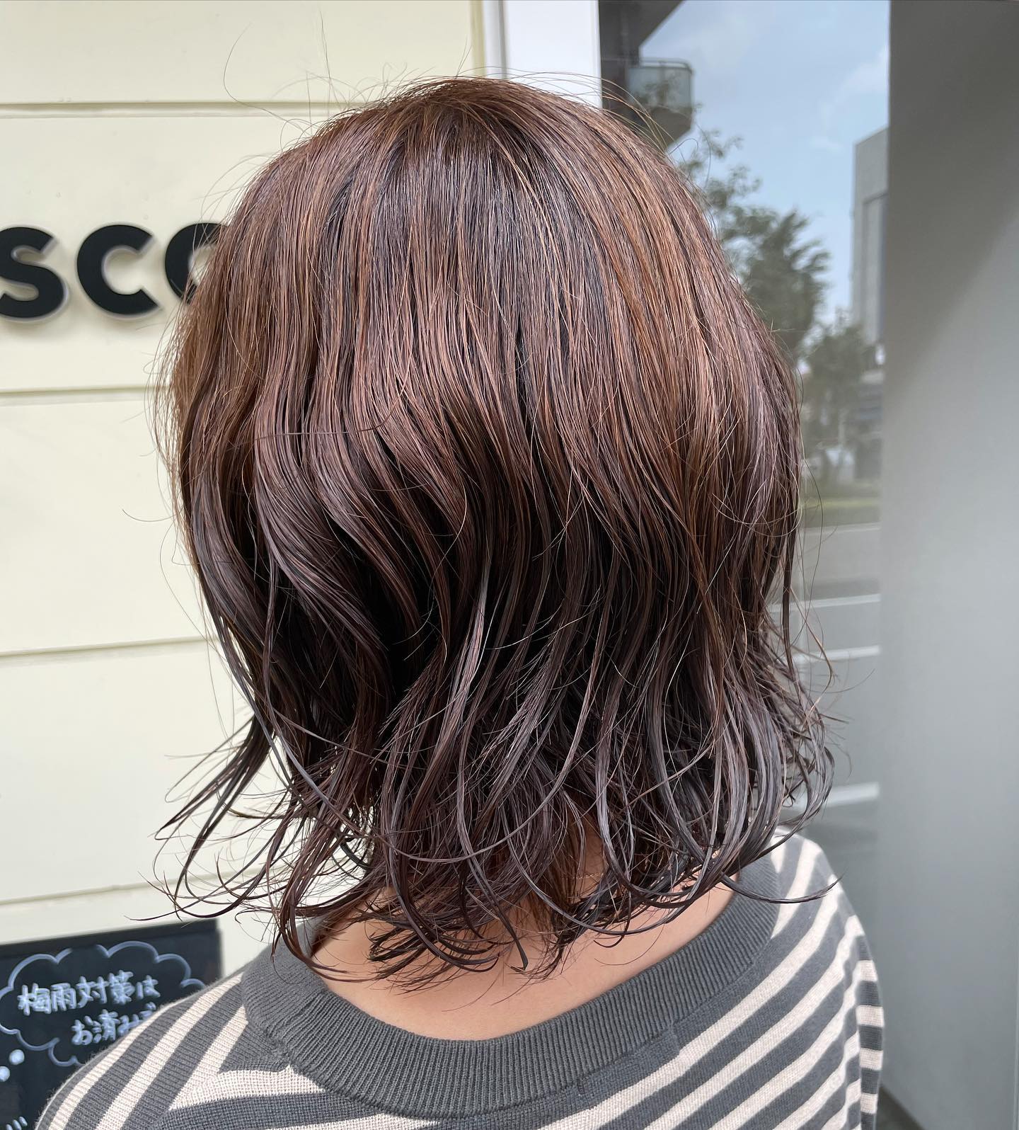 クシュッとしたラフな動きが可愛い肩上ボブ。色はアッシュ系で、大人っぽく。  stylist/ 松本