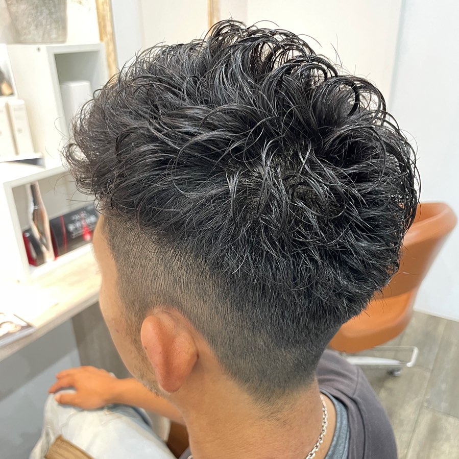 ラフな束間がかっこいいワンカールパーマ。サイドはすっきり短めに。  stylist 松本  #ボディビル大会でてっぺんをとる漢